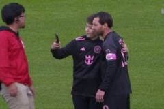 同意合影！比賽結束小球迷闖入球場找梅西合影！