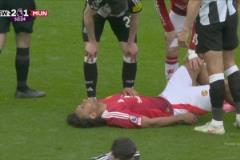 發(fā)力過猛！齊爾克澤中路帶球過人后自己拉傷！被霍伊倫替換下場！