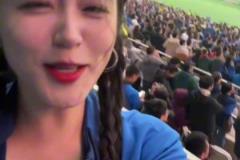 于漢超打進(jìn)扳平進(jìn)球，看臺(tái)上的申花美女球迷可激動(dòng)壞了！