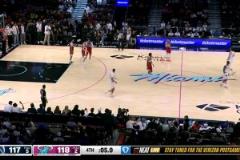 太致命！熱火發球回場失誤，卡林頓頂著兩人防守極限壓哨絕殺！