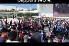 都很興奮啊！快船球迷在球館外面看著大屏幕慶祝球隊拿下勇士