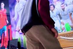 當年多少人的偶像！托雷斯挑戰赤腳進球