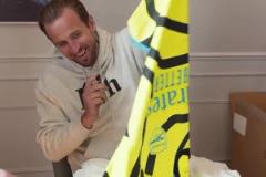 終身死敵！凱恩簽名時突然冒出來一件阿森納球衣，猶豫片刻后丟掉