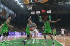 裁判沒給犯規！艾孜買提肘到奧利弗肚子上籃打進 后者疼痛難忍