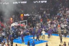 杜蘭特在雷霆主場被這樣漫天噓聲對待，應該不會回雷霆的吧？