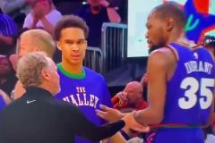 下課導火索？主帥布登此前抓住KD手臂要說什么，被一把甩開！