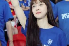 哇哦！三鎮(zhèn)還有這么漂亮的女球迷，真養(yǎng)眼