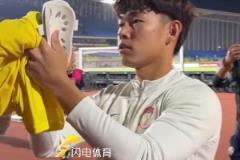 泰山隊5-1大勝青島西海岸，賽后何小珂單獨謝場