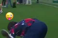 玩這么花??？內維斯在家人面前把自己女友按倒在地