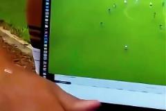 真性情！穆里尼奧不滿裁判判罰，直接把錄像放到直播鏡頭面前！