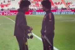 一模一樣的蓬蓬頭！一時分不清阿德耶米和格納布里了！