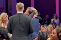 吧友們想看的正臉來(lái)了！薩格斯的女友海莉被選中后感覺(jué)快哭了