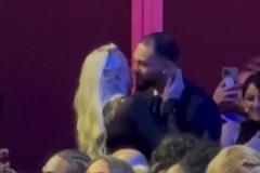 郎才女貌！薩格斯女友“美國(guó)晴子”海莉被選中兩人接吻慶祝