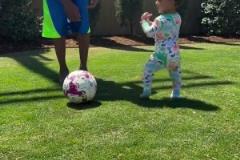 足球要從娃娃抓起！SGA帶娃踢足球，小孩摔倒時鼓掌“嘲笑”！