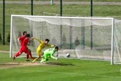 對手直抱頭！中國U15門將近距離撲出對手必進球