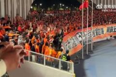 泰山球迷硬是把西海岸的主場搞成了自己的主場