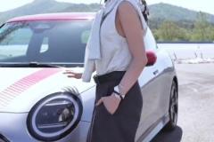 美娜休閑風穿搭 網友熱評：總感覺缺少點什么