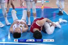 望無(wú)大礙！曾凡博上籃與劉曉宇相撞 前者崴腳后者痛苦倒地不起