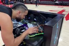 龍哥嗨起來了！火箭隊訓練日 狄龍化身DJ調臺增加氣氛~