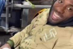 小卡帶兒子看棒球賽 笑的是真開心啊