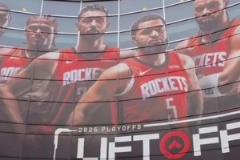 火箭主場大門巨幅海報已更新 靜待季后賽首場比賽