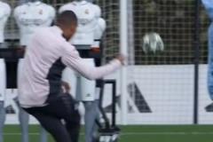 你也想試試？備戰(zhàn)阿森納，姆巴佩加練了任意球