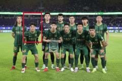 賽前已得知？浙江首發合影似乎特意空出一人，此前合影未分散過