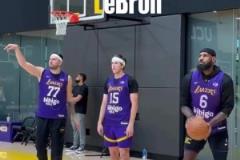 里夫斯和他的左膀右臂正在備戰季后賽