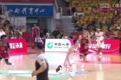 動作太大！胡明軒破壞進攻大力撞飛迪亞洛 險引沖突被吹違體！