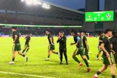 浙江賽前訓練時球員面色凝重，球迷打出布彭扎橫幅