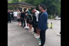 戴帽鞠躬引爭議！王鈺棟等浙江隊球員鞠躬默哀悼念布彭扎