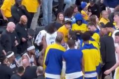 你不許插嘴！庫里暫停時拿著戰術板指揮，追夢在旁邊兩次試圖打斷