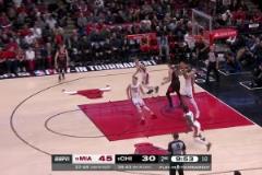 李凱爾籃下窒息防守成功搶斷，隨后快攻反擊喂餅韋爾暴扣得分！