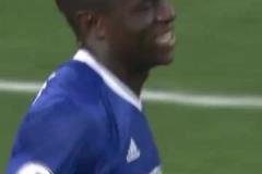 姆巴佩這球的處理被網(wǎng)友質疑！左腳不會打門嗎，非要調整到右腳！