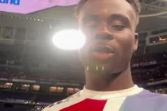 ?薩卡向你發(fā)來(lái)消息：很高興能和球迷分享這個(gè)特別的夜晚！