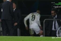 姆巴佩剛走向更衣室，阿森西奧就離開替補席去查看他的情況