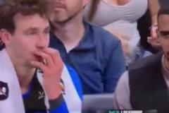 魔術對老鷹，導播鏡頭給到場邊大雷，太惹眼了