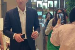 郭艾倫現身湖南長沙 一身黑色西裝準備參加綜藝節目