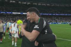 就你笑得最開心！薩利巴賽后擁抱隊(duì)友哈哈哈大笑！