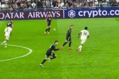 現(xiàn)場視角看小馬丁絕殺球，梅里諾剛停好球，馬丁內(nèi)利直接開始沖刺