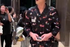 郭艾倫參加綜藝節目錄制 怎么還穿上睡衣了呢