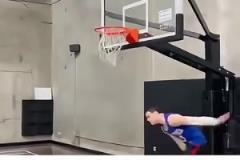 潮流！40歲的詹姆斯穿搭依舊年輕！估計這件衣服要賣爆了吧！