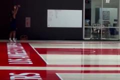 啊？小卡獨自訓練的籃筐上又加了一圈斜筐