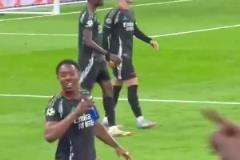 斯凱利朝皇馬球迷喊vamos+噴水，球迷猛豎中指