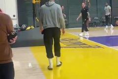 他本可以不用這么努力？東契奇還穿著拖鞋 布朗尼已經在訓練了！