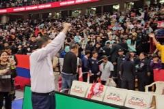 青島主帥劉維偉率隊連勝廣廈奪賽點 賽后接受主場球迷歡呼聲