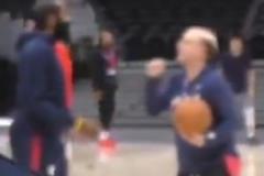 開小灶！范甘迪和哈登討論防守細(xì)節(jié) 登哥的切球果然有練