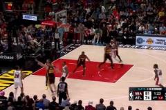 這簡直神了呀！李凱爾左右底角連續命中兩記接鍋遠投，連取5分！