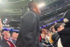 不怕被揍啊！槍迷在主隊球迷區瘋狂慶祝，皇馬球迷阻止他慶祝