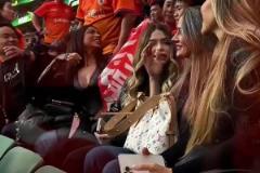 和本隊外援嫂子們坐一起，泰山球迷很激動